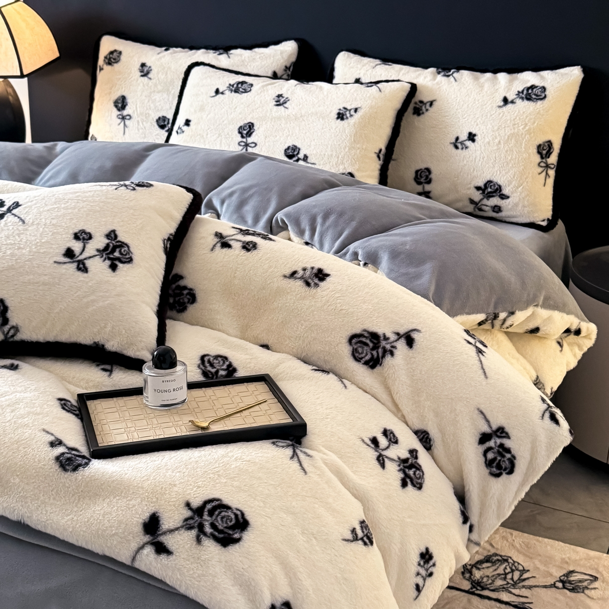 91家纺网 家纺一手货源 找家纺 KA家纺 2025新款秋冬兔毛边工艺款兔毛牛奶绒四件套 情浓浓