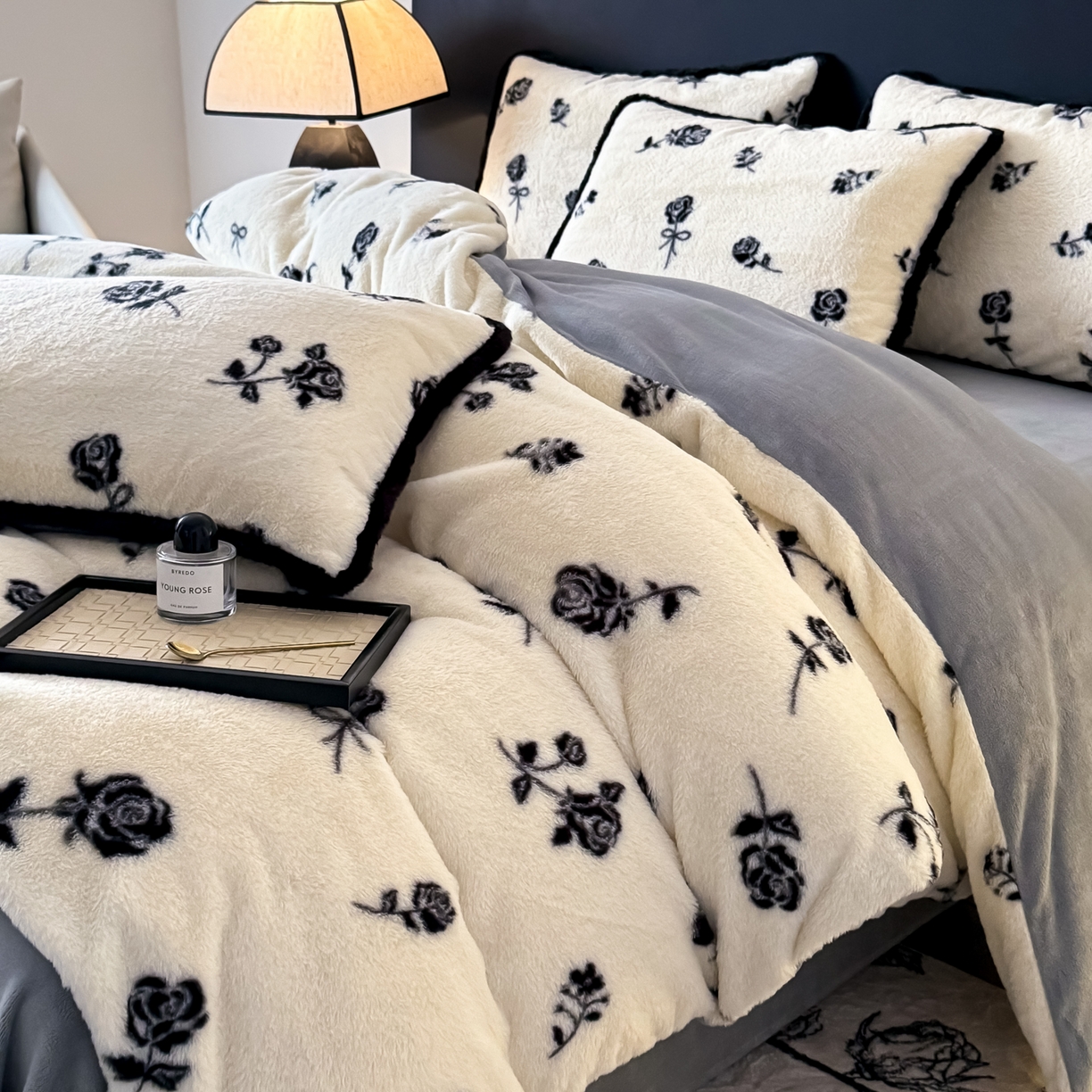 91家纺网 家纺一手货源 找家纺 KA家纺 2025新款秋冬兔毛边工艺款兔毛牛奶绒四件套 情浓浓