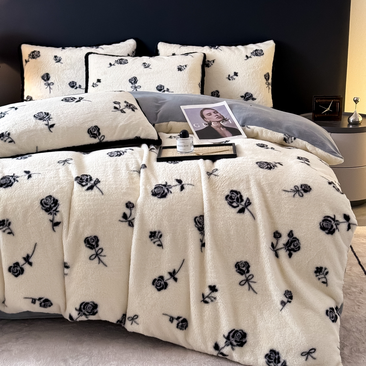 91家纺网 家纺一手货源 找家纺 KA家纺 2025新款秋冬兔毛边工艺款兔毛牛奶绒四件套 情浓浓