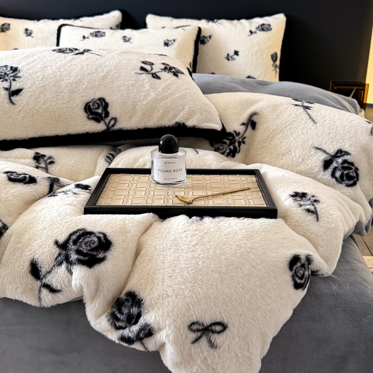 91家纺网 家纺一手货源 找家纺 KA家纺 2025新款秋冬兔毛边工艺款兔毛牛奶绒四件套 情浓浓