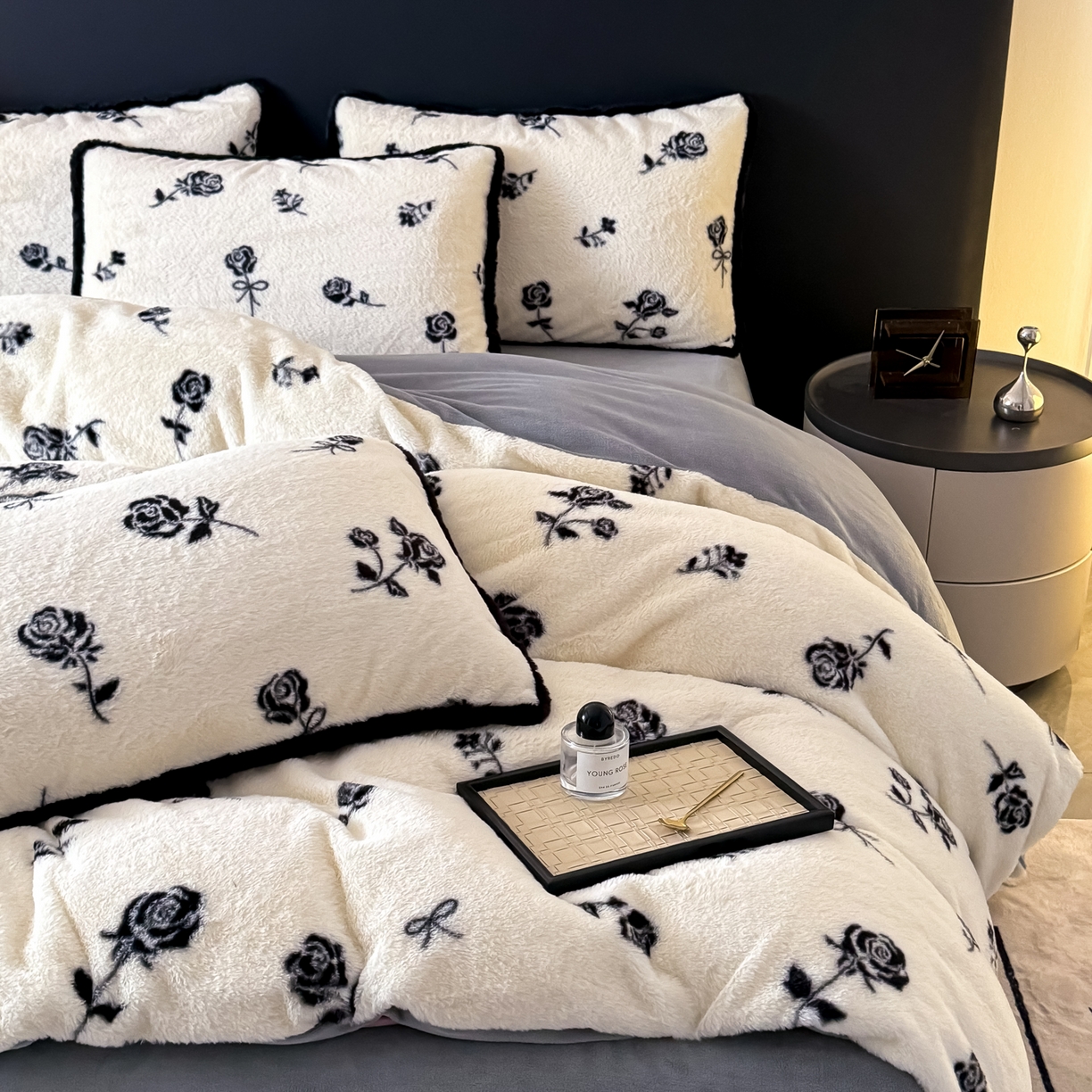 91家纺网 家纺一手货源 找家纺 KA家纺 2025新款秋冬兔毛边工艺款兔毛牛奶绒四件套 情浓浓