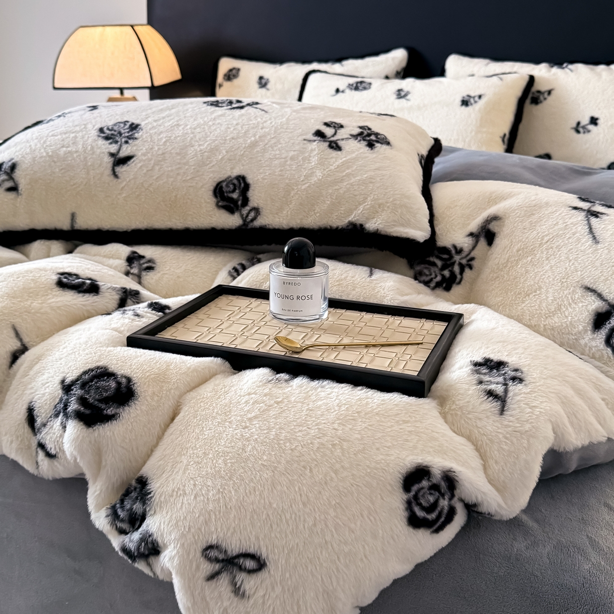 91家纺网 家纺一手货源 找家纺 KA家纺 2025新款秋冬兔毛边工艺款兔毛牛奶绒四件套 情浓浓