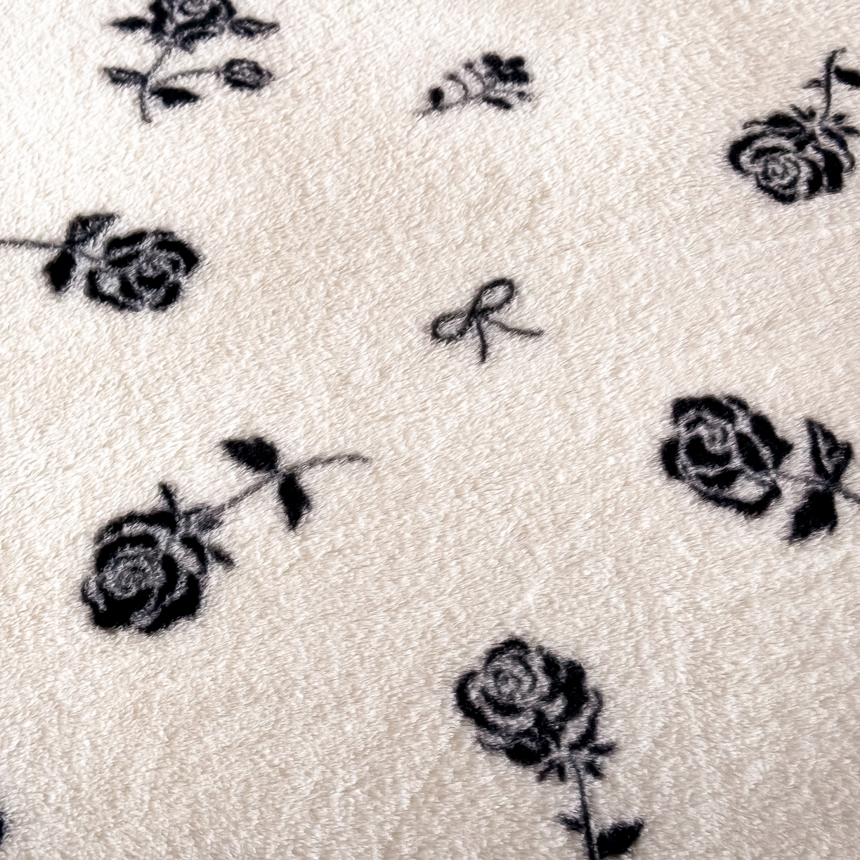 91家纺网 家纺一手货源 找家纺 KA家纺 2025新款秋冬兔毛边工艺款兔毛牛奶绒四件套 情浓浓