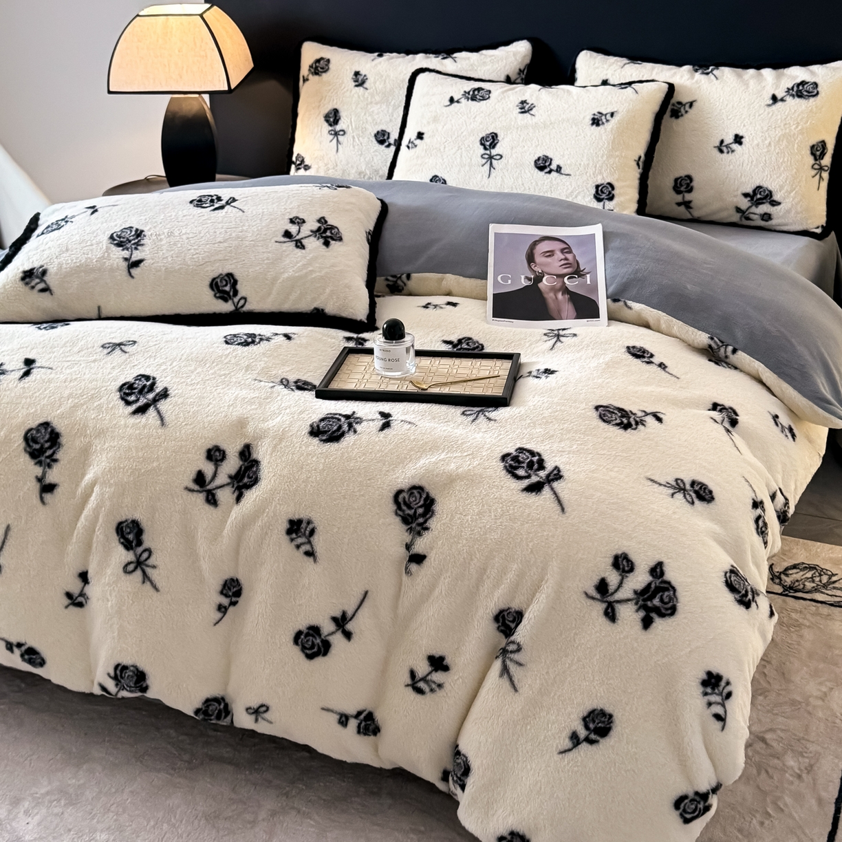 91家纺网 家纺一手货源 找家纺 KA家纺 2025新款秋冬兔毛边工艺款兔毛牛奶绒四件套 情浓浓