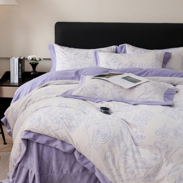 91家纺网 家纺一手货源 找家纺 千姿坊 2025新款冬季雕花牛奶绒加厚保暖四件套复古风轻奢烂花床单被套床上用品 秋雨花恋-紫