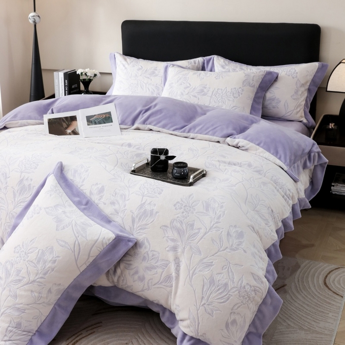 91家纺网 家纺一手货源 找家纺 千姿坊 2025新款冬季雕花牛奶绒加厚保暖四件套复古风轻奢烂花床单被套床上用品 秋雨花恋-紫