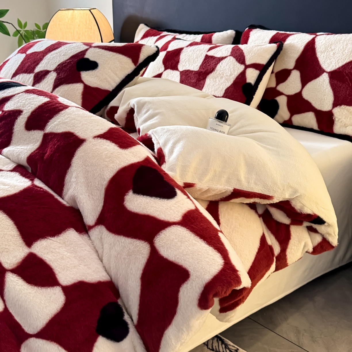 91家纺网 家纺一手货源 找家纺 KA家纺 2025新款秋冬兔毛边工艺款兔毛牛奶绒四件套 心乱乱