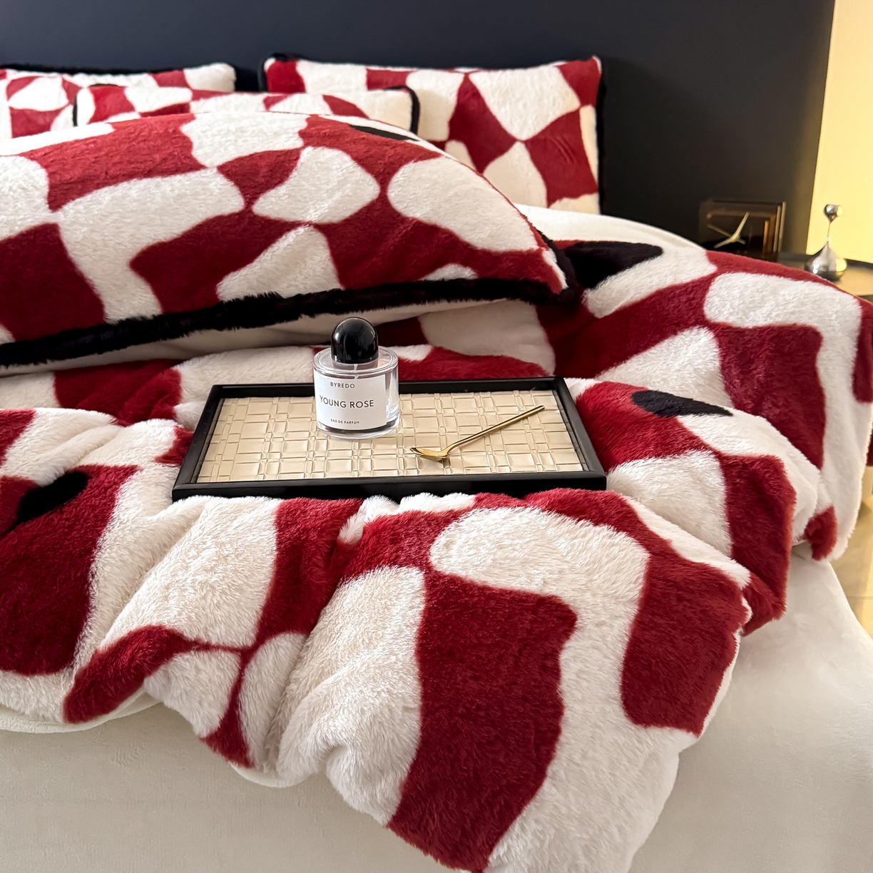 91家纺网 家纺一手货源 找家纺 KA家纺 2025新款秋冬兔毛边工艺款兔毛牛奶绒四件套 心乱乱