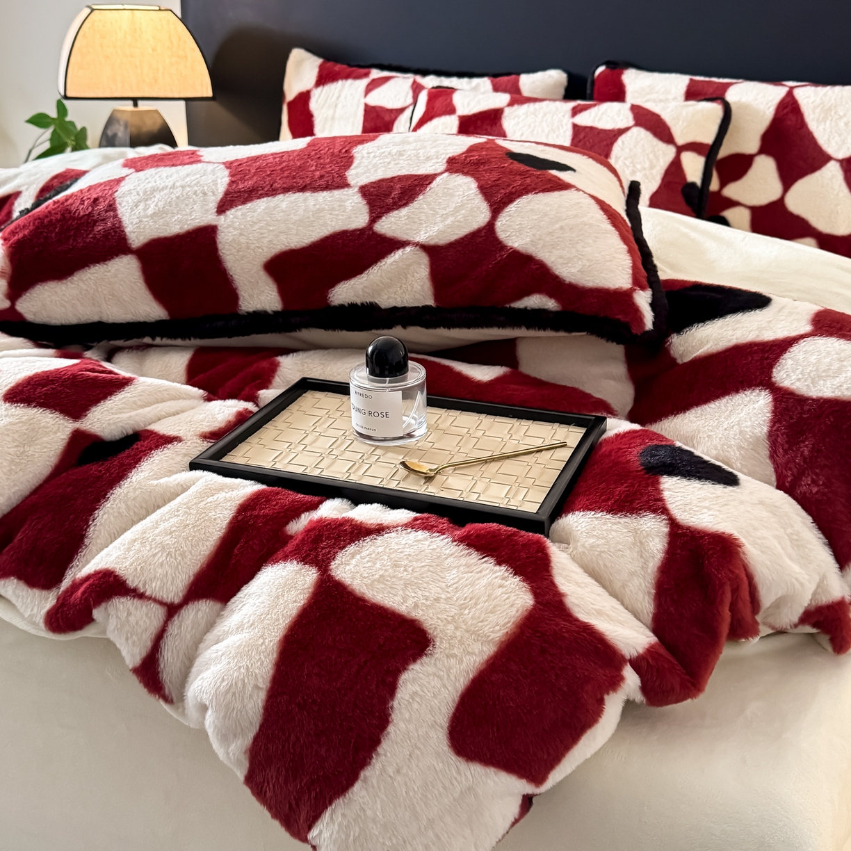 91家纺网 家纺一手货源 找家纺 KA家纺 2025新款秋冬兔毛边工艺款兔毛牛奶绒四件套 心乱乱