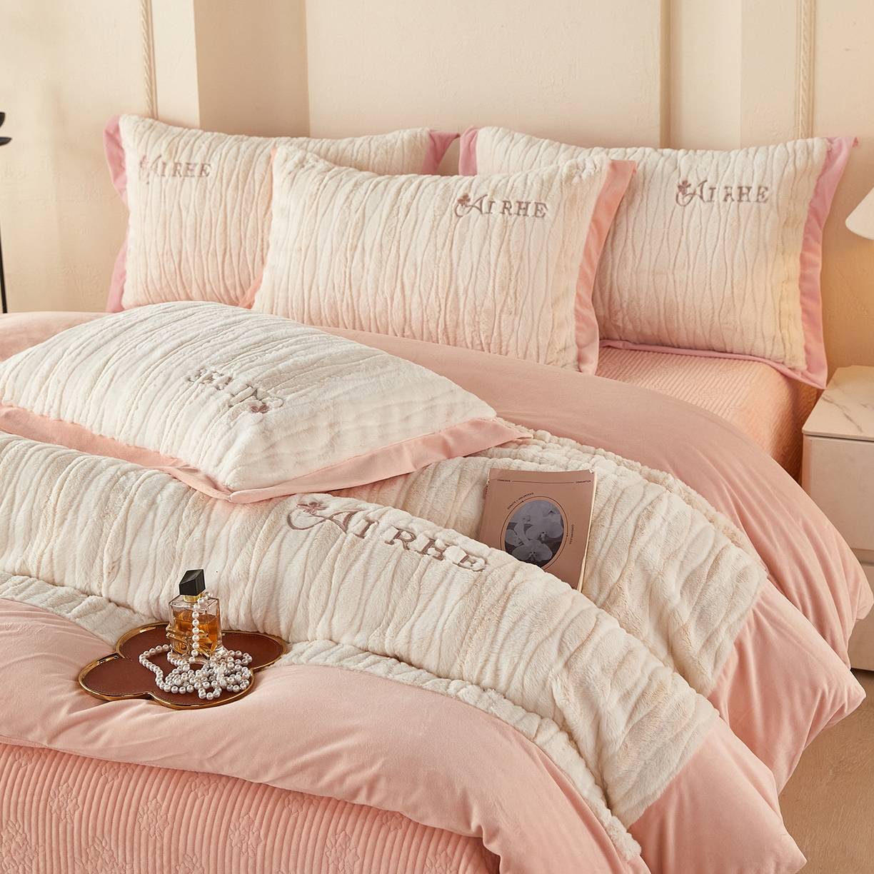 91家纺网 家纺一手货源 找家纺 优希家纺 2025新款洛丽獭保暖四件套 淡粉色