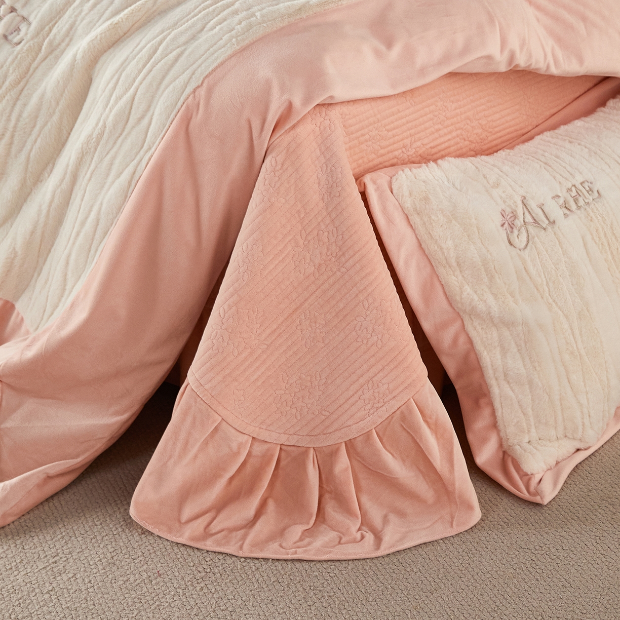 91家纺网 家纺一手货源 找家纺 优希家纺 2025新款洛丽獭保暖四件套 淡粉色