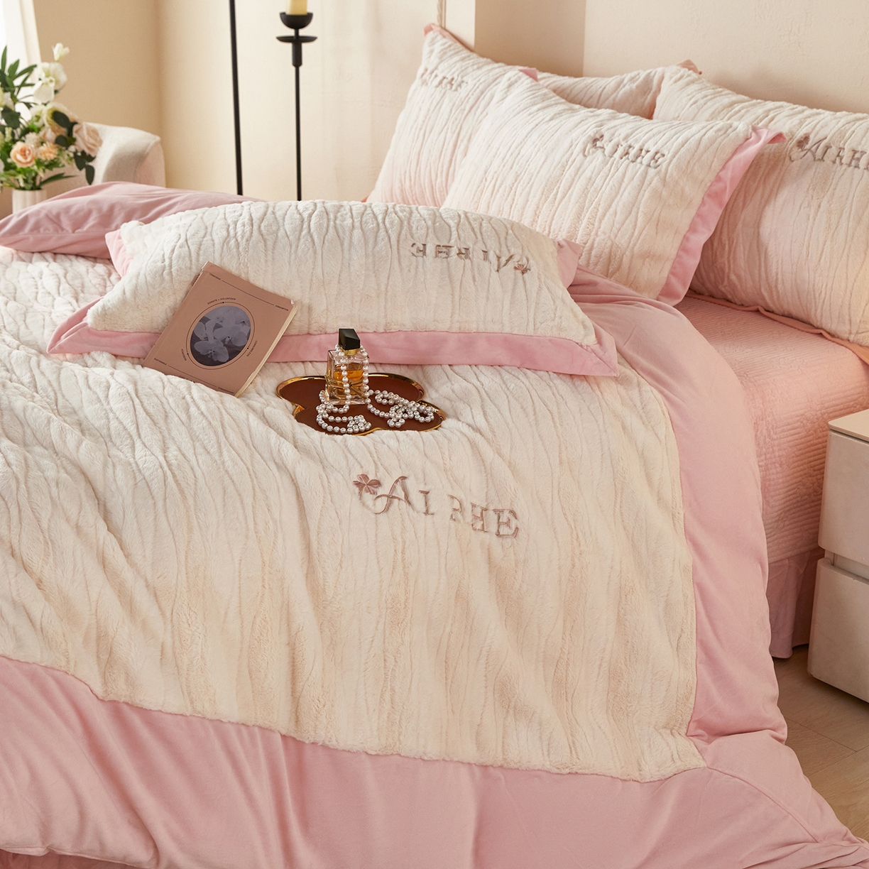 91家纺网 家纺一手货源 找家纺 优希家纺 2025新款洛丽獭保暖四件套 粉色