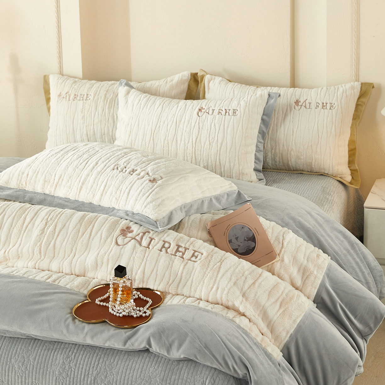 91家纺网 家纺一手货源 找家纺 优希家纺 2025新款洛丽獭保暖四件套 灰色