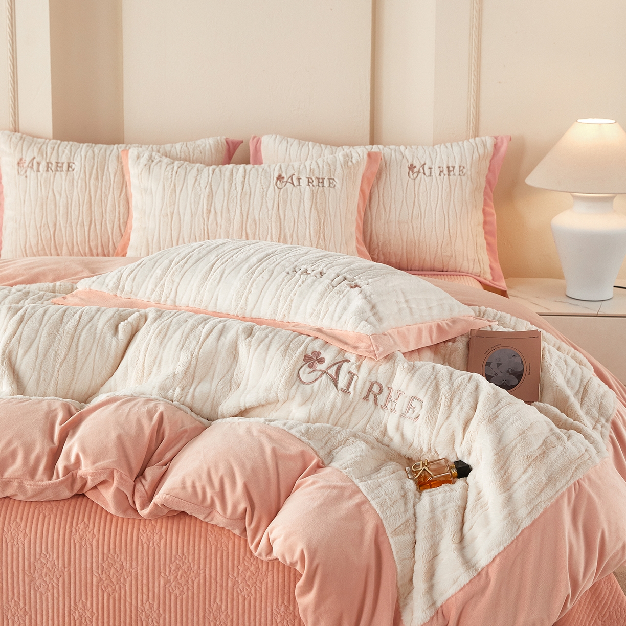 91家纺网 家纺一手货源 找家纺 优希家纺 2025新款洛丽獭保暖四件套 淡粉色