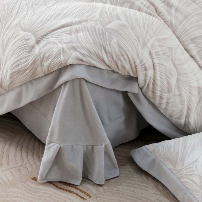 91家纺网 家纺一手货源 找家纺 千姿坊 2025新款冬季雕花牛奶绒加厚保暖四件套复古风轻奢烂花床单被套床上用品 盛夏丛林-浅灰