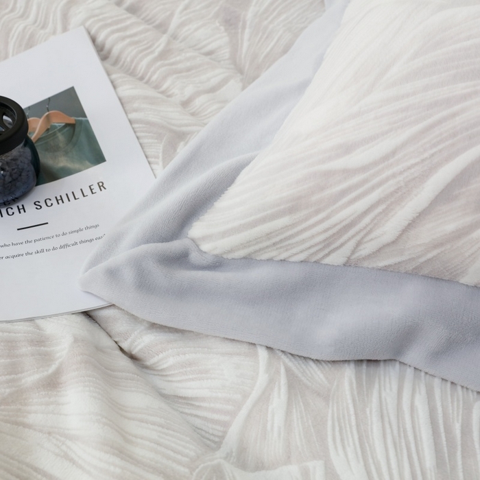 91家纺网 家纺一手货源 找家纺 千姿坊 2025新款冬季雕花牛奶绒加厚保暖四件套复古风轻奢烂花床单被套床上用品 盛夏丛林-浅灰