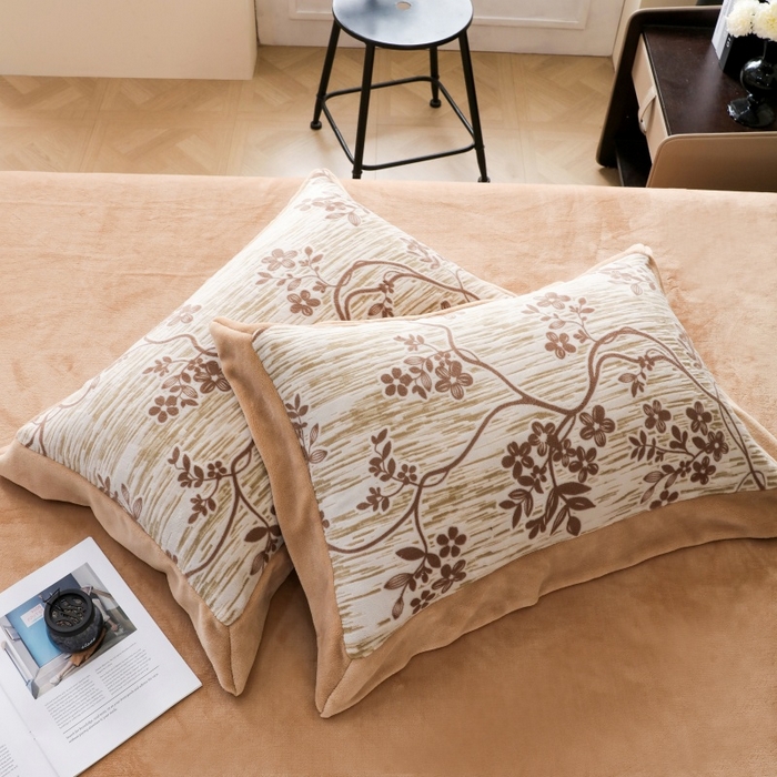 91家纺网 家纺一手货源 找家纺 千姿坊 2025新款冬季雕花牛奶绒加厚保暖四件套复古风轻奢烂花床单被套床上用品 叶雨优然-咖色