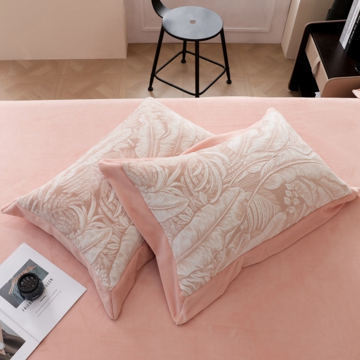 91家纺网 家纺一手货源 找家纺 千姿坊 2025新款冬季雕花牛奶绒加厚保暖四件套复古风轻奢烂花床单被套床上用品 一叶倾城-粉