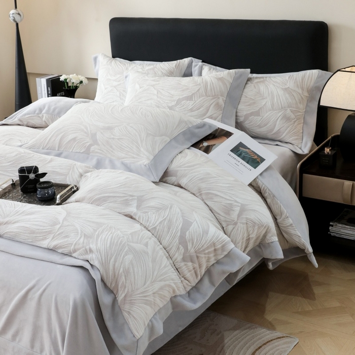 千姿坊 2025新款冬季雕花牛奶绒加厚保暖四件套复古风轻奢烂花床单被套床上用品 盛夏丛林-浅灰