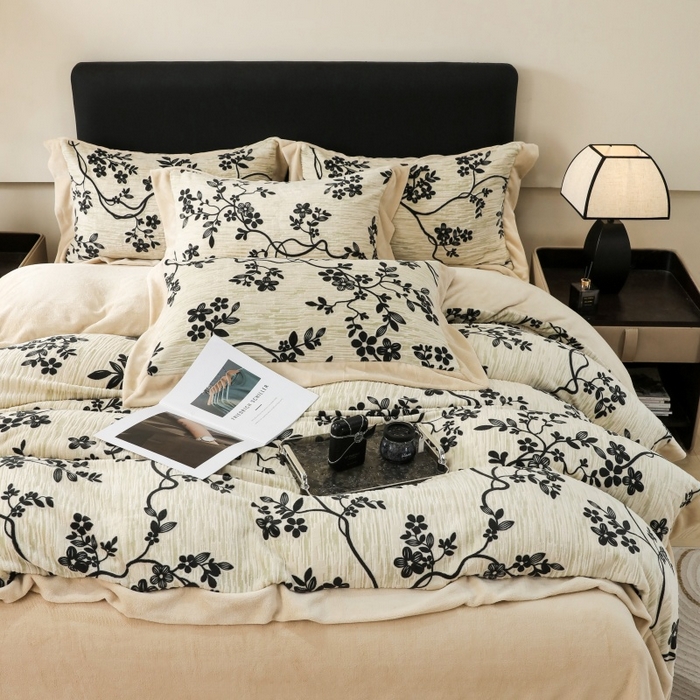 91家纺网 家纺一手货源 找家纺 千姿坊 2025新款冬季雕花牛奶绒加厚保暖四件套复古风轻奢烂花床单被套床上用品 叶雨悠然-黑卡
