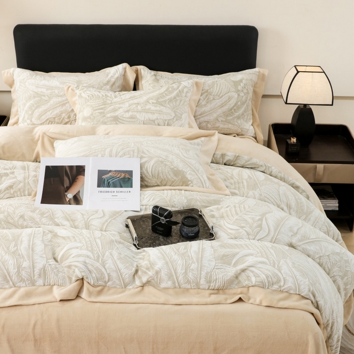 91家纺网 家纺一手货源 找家纺 千姿坊 2025新款冬季雕花牛奶绒加厚保暖四件套复古风轻奢烂花床单被套床上用品 一叶倾城-浅咖