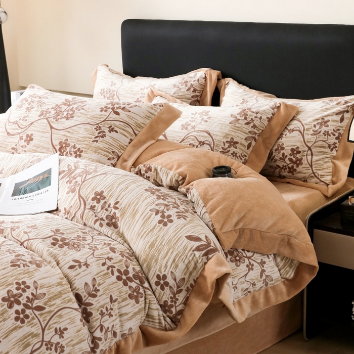 91家纺网 家纺一手货源 找家纺 千姿坊 2025新款冬季雕花牛奶绒加厚保暖四件套复古风轻奢烂花床单被套床上用品 叶雨优然-咖色