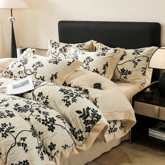 91家纺网 家纺一手货源 找家纺 千姿坊 2025新款冬季雕花牛奶绒加厚保暖四件套复古风轻奢烂花床单被套床上用品 叶雨悠然-黑卡