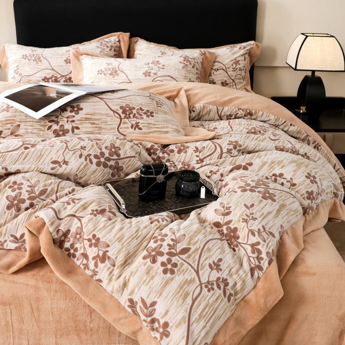 91家纺网 家纺一手货源 找家纺 千姿坊 2025新款冬季雕花牛奶绒加厚保暖四件套复古风轻奢烂花床单被套床上用品 叶雨优然-咖色