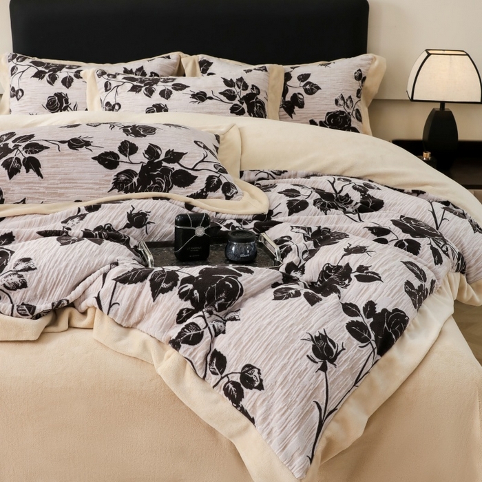 91家纺网 家纺一手货源 找家纺 千姿坊 2025新款冬季雕花牛奶绒加厚保暖四件套复古风轻奢烂花床单被套床上用品 夜伴花香-灰咖