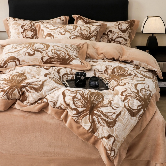 91家纺网 家纺一手货源 找家纺 千姿坊 2025新款冬季雕花牛奶绒加厚保暖四件套复古风轻奢烂花床单被套床上用品 优雅花卉-浅咖