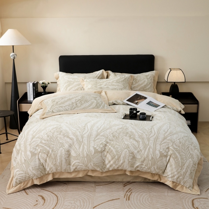 91家纺网 家纺一手货源 找家纺 千姿坊 2025新款冬季雕花牛奶绒加厚保暖四件套复古风轻奢烂花床单被套床上用品 一叶倾城-浅咖