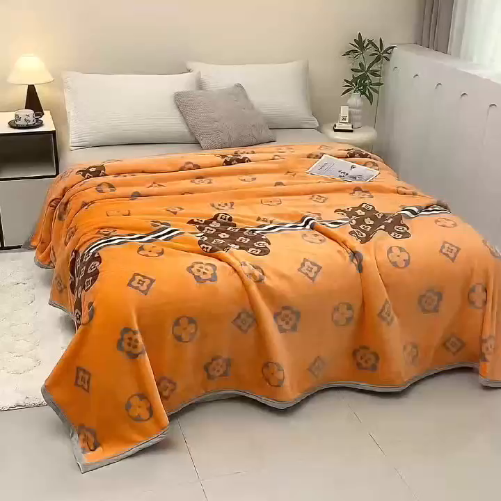 91家纺网 家纺一手货源 找家纺 （总）爱派 2025年新款230g印花牛奶绒卷边毛毯盖坦毯子