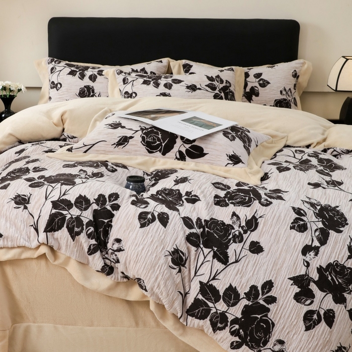 91家纺网 家纺一手货源 找家纺 千姿坊 2025新款冬季雕花牛奶绒加厚保暖四件套复古风轻奢烂花床单被套床上用品 夜伴花香-灰咖