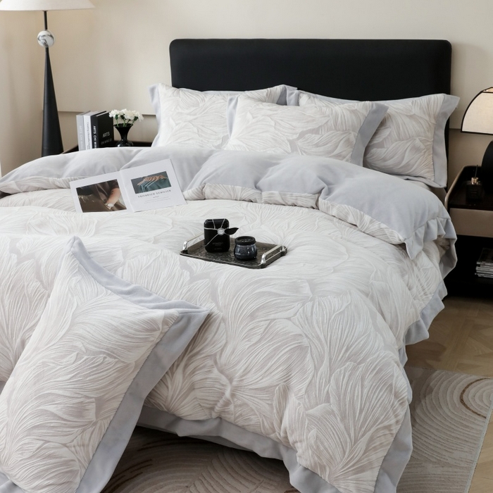 91家纺网 家纺一手货源 找家纺 千姿坊 2025新款冬季雕花牛奶绒加厚保暖四件套复古风轻奢烂花床单被套床上用品 盛夏丛林-浅灰