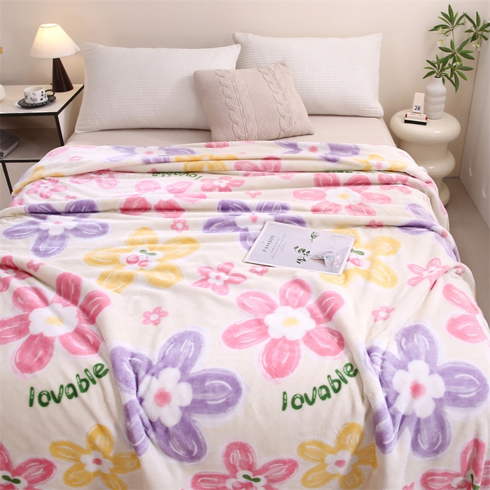 91家纺网 家纺一手货源 找家纺 爱派 2025年新款230g印花牛奶绒卷边毛毯盖坦毯子 淡香入梦