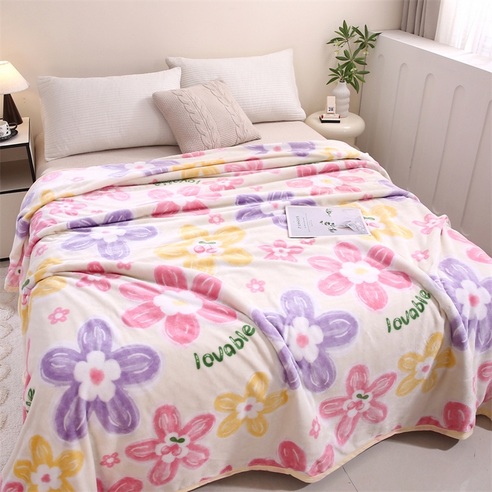 91家纺网 家纺一手货源 找家纺 爱派 2025年新款230g印花牛奶绒卷边毛毯盖坦毯子 淡香入梦