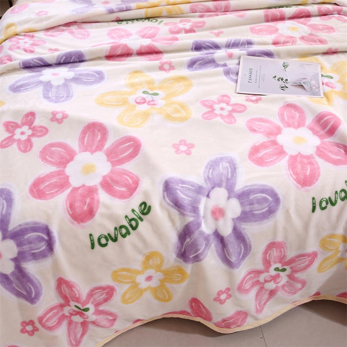 91家纺网 家纺一手货源 找家纺 爱派 2025年新款230g印花牛奶绒卷边毛毯盖坦毯子 淡香入梦