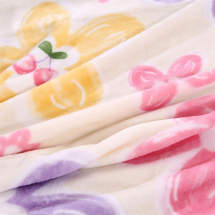 91家纺网 家纺一手货源 找家纺 爱派 2025年新款230g印花牛奶绒卷边毛毯盖坦毯子 淡香入梦