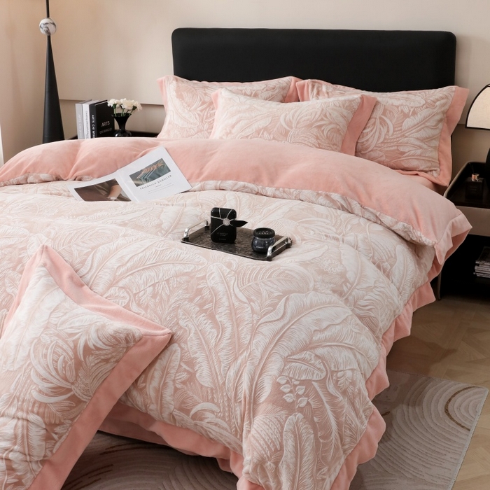 91家纺网 家纺一手货源 找家纺 千姿坊 2025新款冬季雕花牛奶绒加厚保暖四件套复古风轻奢烂花床单被套床上用品 一叶倾城-粉