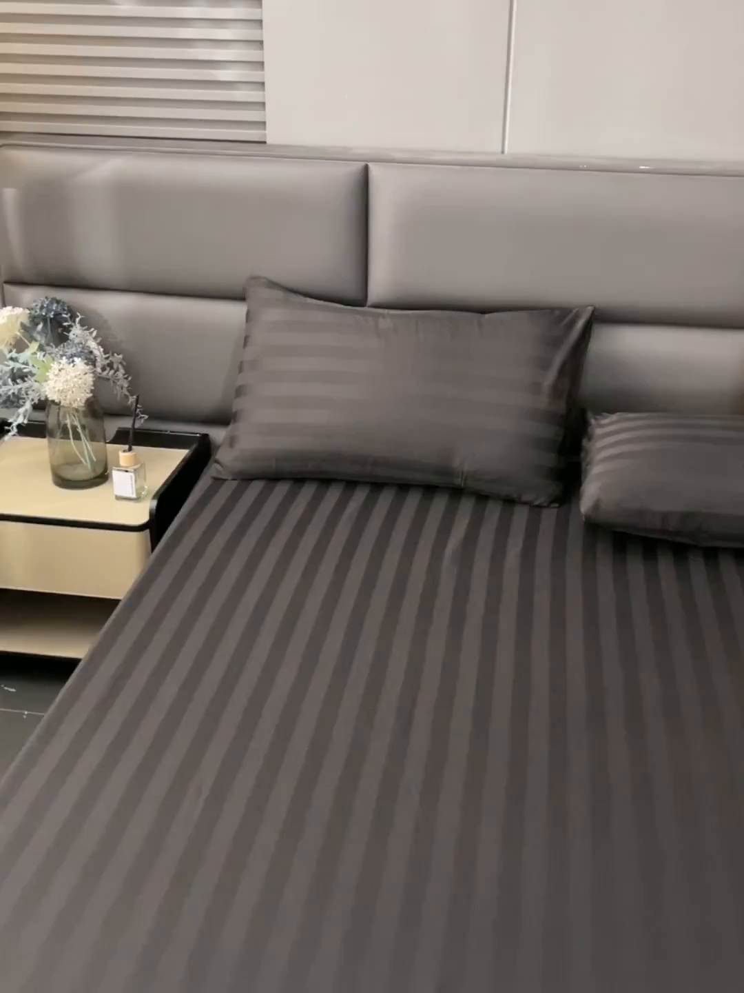 91家纺网 家纺一手货源 找家纺 梵克保罗 2025新款DT系列缎条工艺色丁床笠 DT-黑