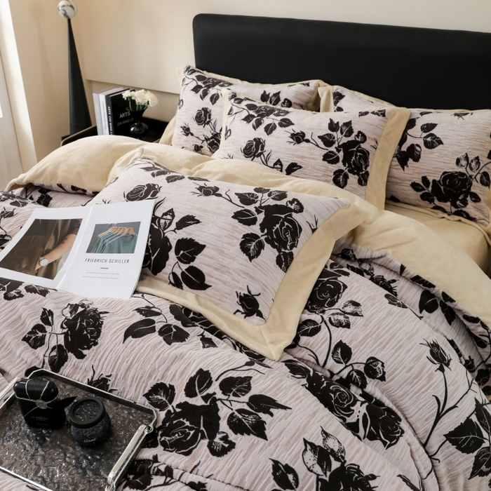 91家纺网 家纺一手货源 找家纺 千姿坊 2025新款冬季雕花牛奶绒加厚保暖四件套复古风轻奢烂花床单被套床上用品 夜伴花香-灰咖