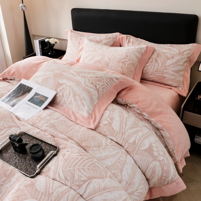 91家纺网 家纺一手货源 找家纺 千姿坊 2025新款冬季雕花牛奶绒加厚保暖四件套复古风轻奢烂花床单被套床上用品 一叶倾城-粉