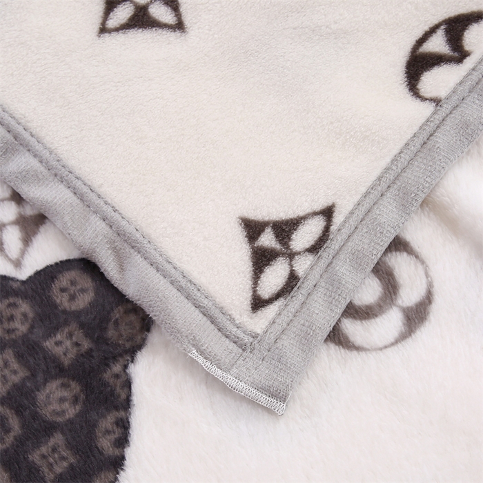 91家纺网 家纺一手货源 找家纺 爱派 2025年新款230g印花牛奶绒卷边毛毯盖坦毯子 艺术构想