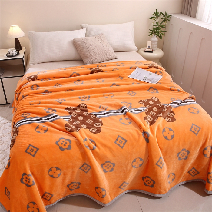 91家纺网 家纺一手货源 找家纺 爱派 2025年新款230g印花牛奶绒包边毛毯盖坦毯子 名门世家