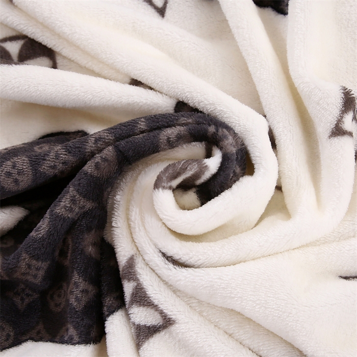 91家纺网 家纺一手货源 找家纺 爱派 2025年新款230g印花牛奶绒包边毛毯盖坦毯子 艺术构想