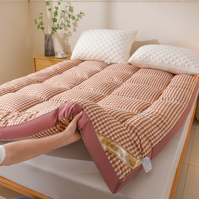 91家纺网 家纺一手货源 找家纺 预言家纺 2025新款格子床垫床褥系列 粉格