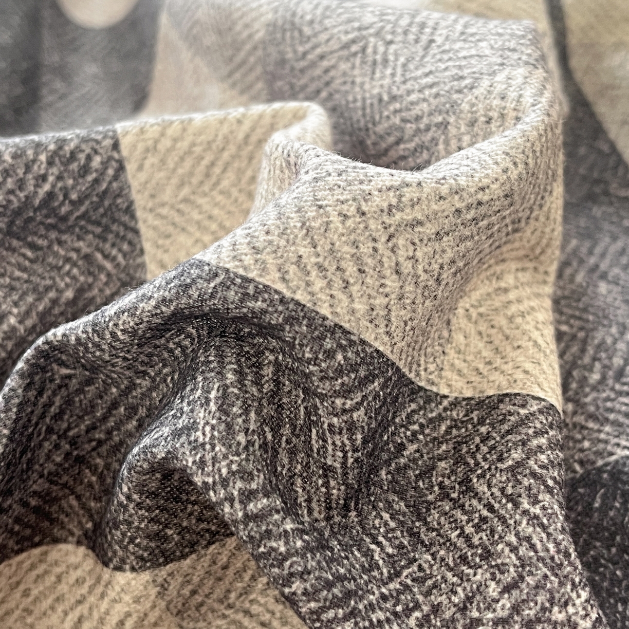 91家纺网 家纺一手货源 找家纺 典曼家纺 2025新款原棉磨毛印花四件套 朗格-灰