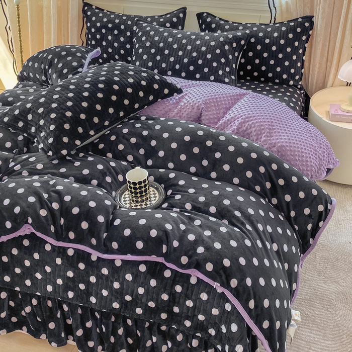 91家纺网 家纺一手货源 找家纺 尚美 2025新款豆豆绒牛奶绒大花边床盖四件套-系列2（床盖花边随机） 黑波点
