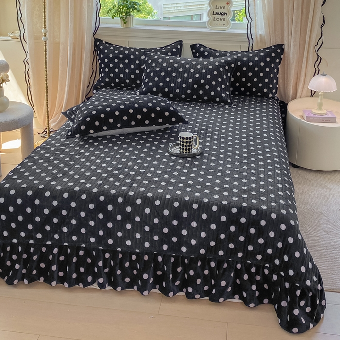 91家纺网 家纺一手货源 找家纺 尚美 2025新款豆豆绒牛奶绒大花边床盖四件套-系列2（床盖花边随机） 黑波点