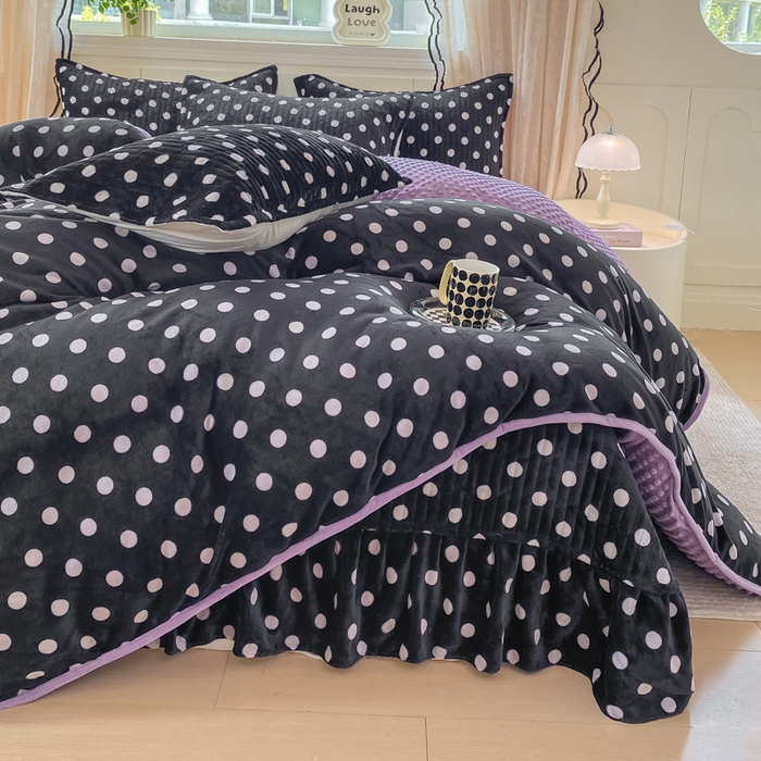 91家纺网 家纺一手货源 找家纺 尚美 2025新款豆豆绒牛奶绒大花边床盖四件套-系列2（床盖花边随机） 黑波点